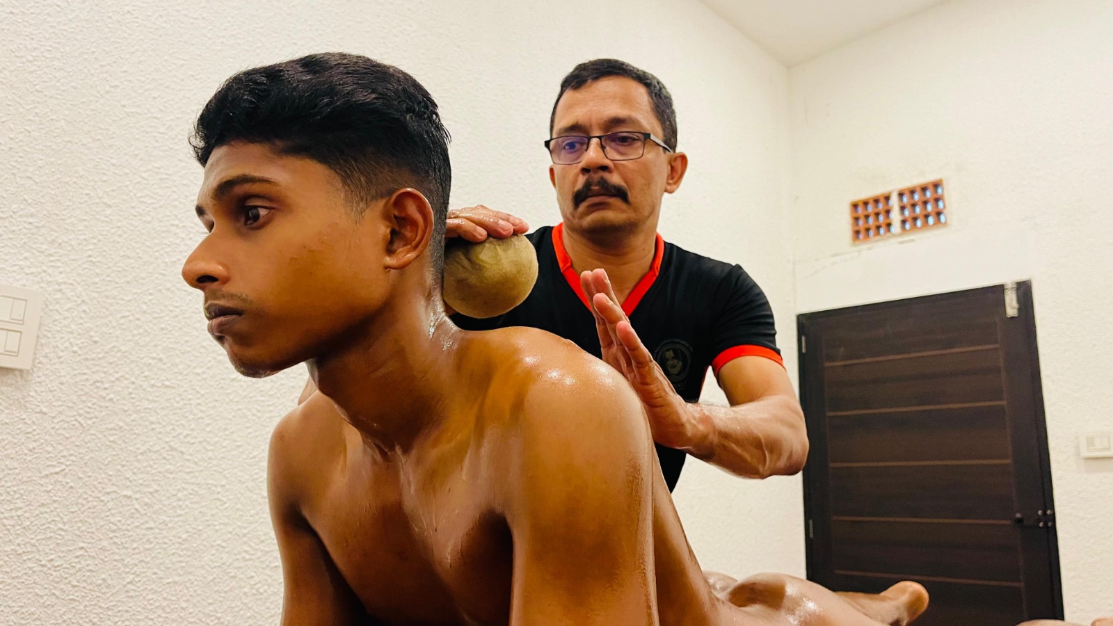 Nilathu kidathi kai uzhichil - Hand Massage